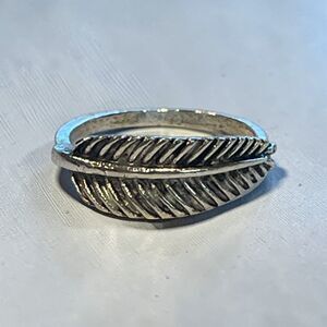 Womens Ring Size 7.5 Band Silver Metal Boho Nature Feather Jewelry 036-7.5